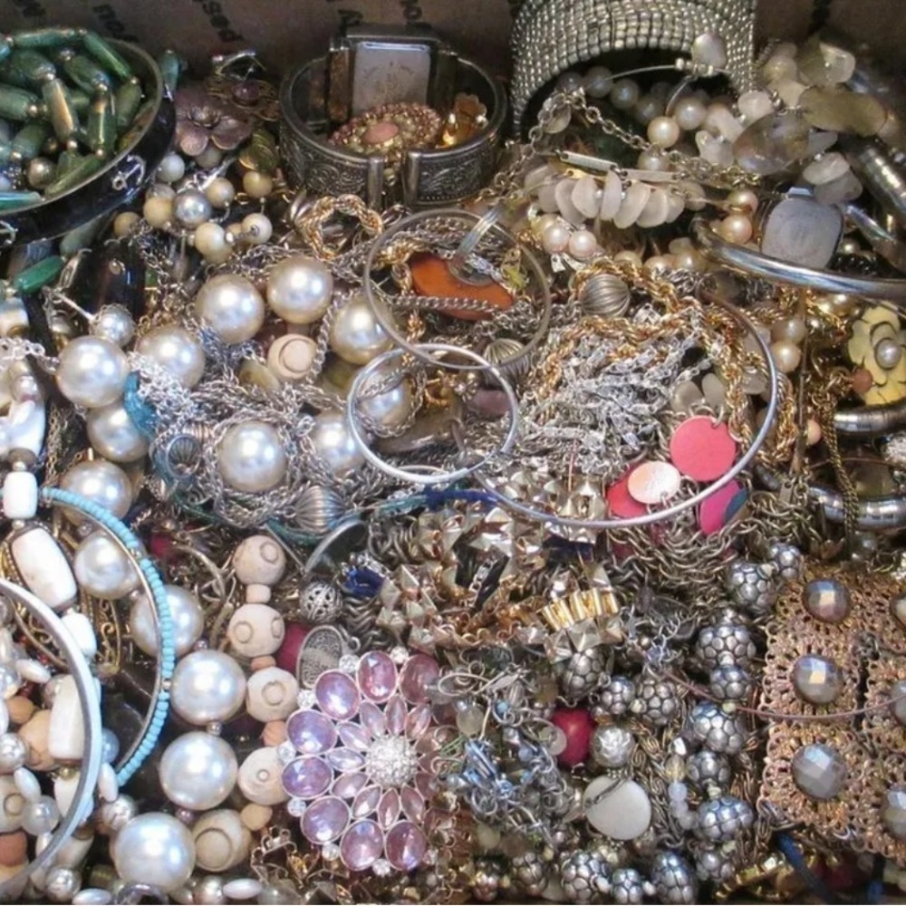 1 LB UNSEARCHED MYSTERY Jewelry LOT Wearable Necklaces Earrings Bracelets & MORE - Picture 4 of 8
